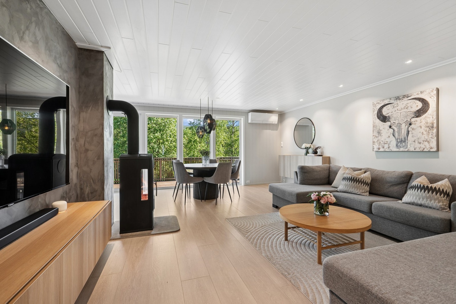 Stuen har plass til både sofagruppe og spisebord. Varmepumpen fra 2016 sørger for jevn temperatur Galleribilde