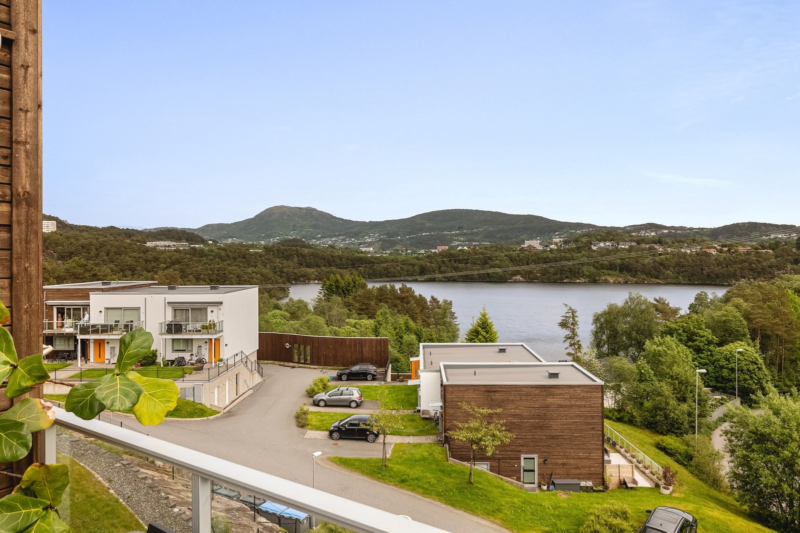 Her kan du nyte en lekker utsikt mot naturskjønne omgivelser, samt gode solforhold Galleribilde
