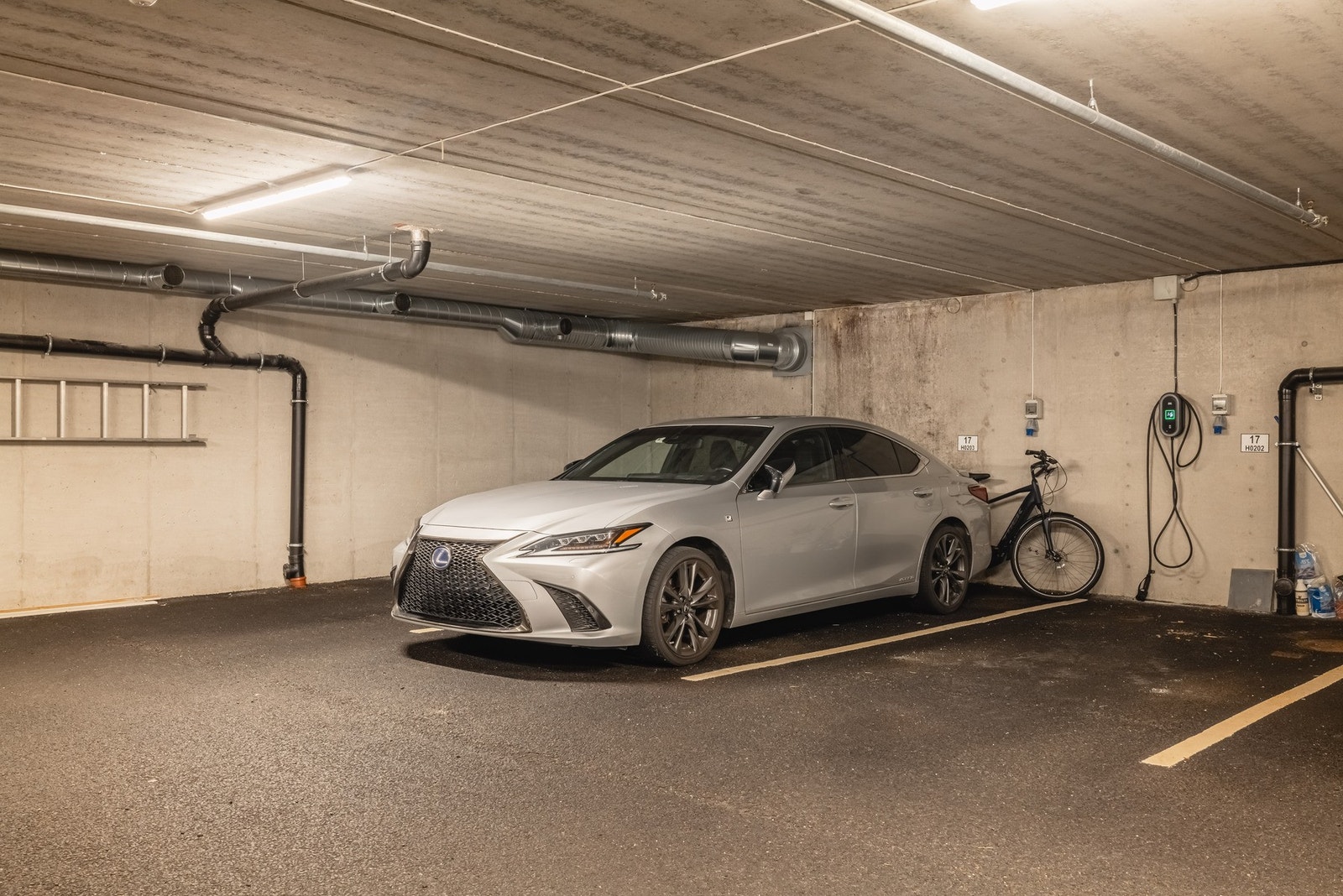 Fast parkeringsplass i garasjeanlegg med opplegg for elbil-lader Galleribilde