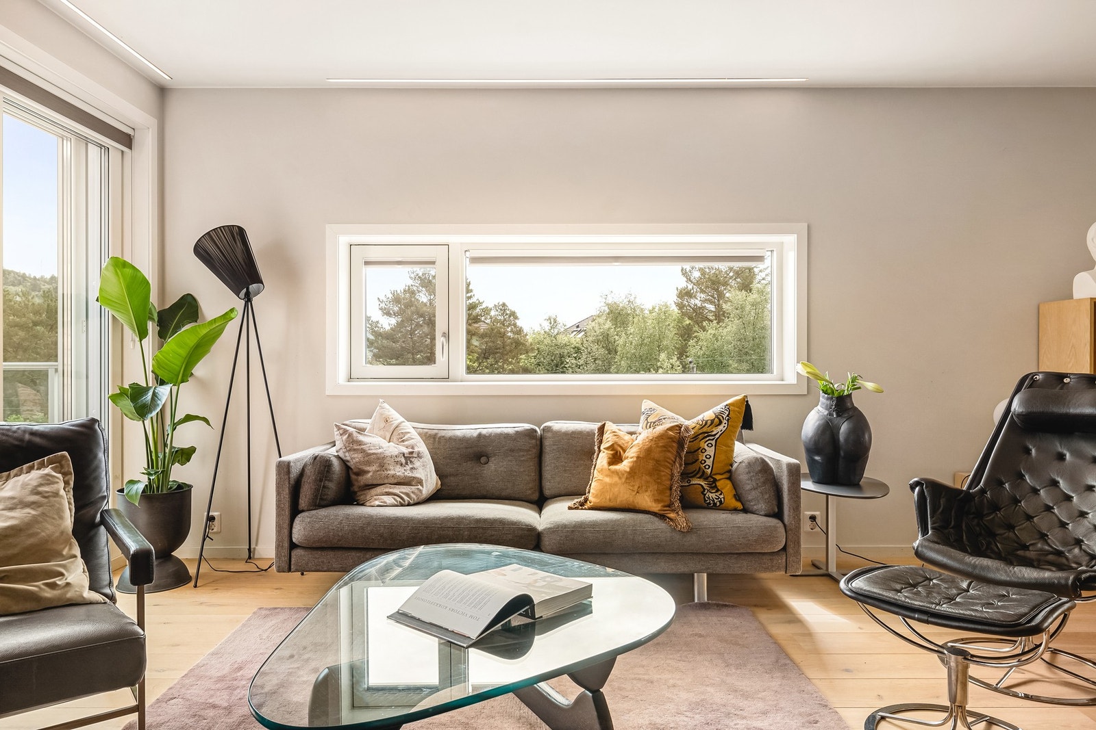 Det er god plass til en sofagruppe med mediemøblement Galleribilde