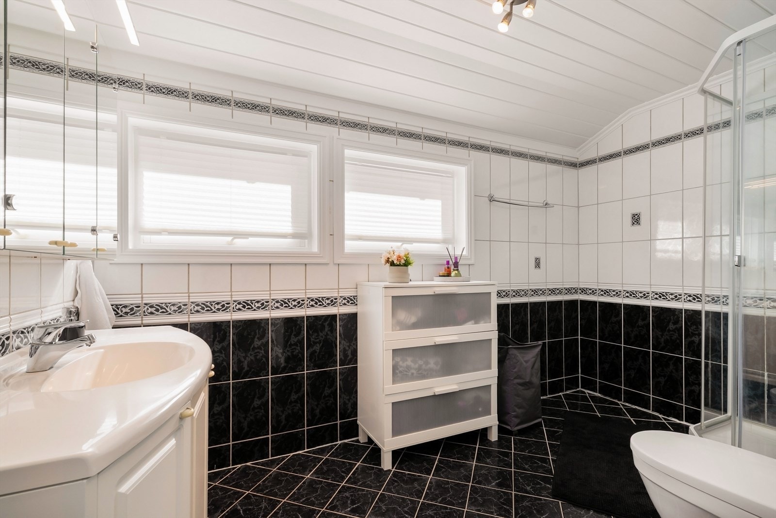Badet i 2 etasjen har flislagt gulv med gulvvarme og fliser på veggene. Galleribilde