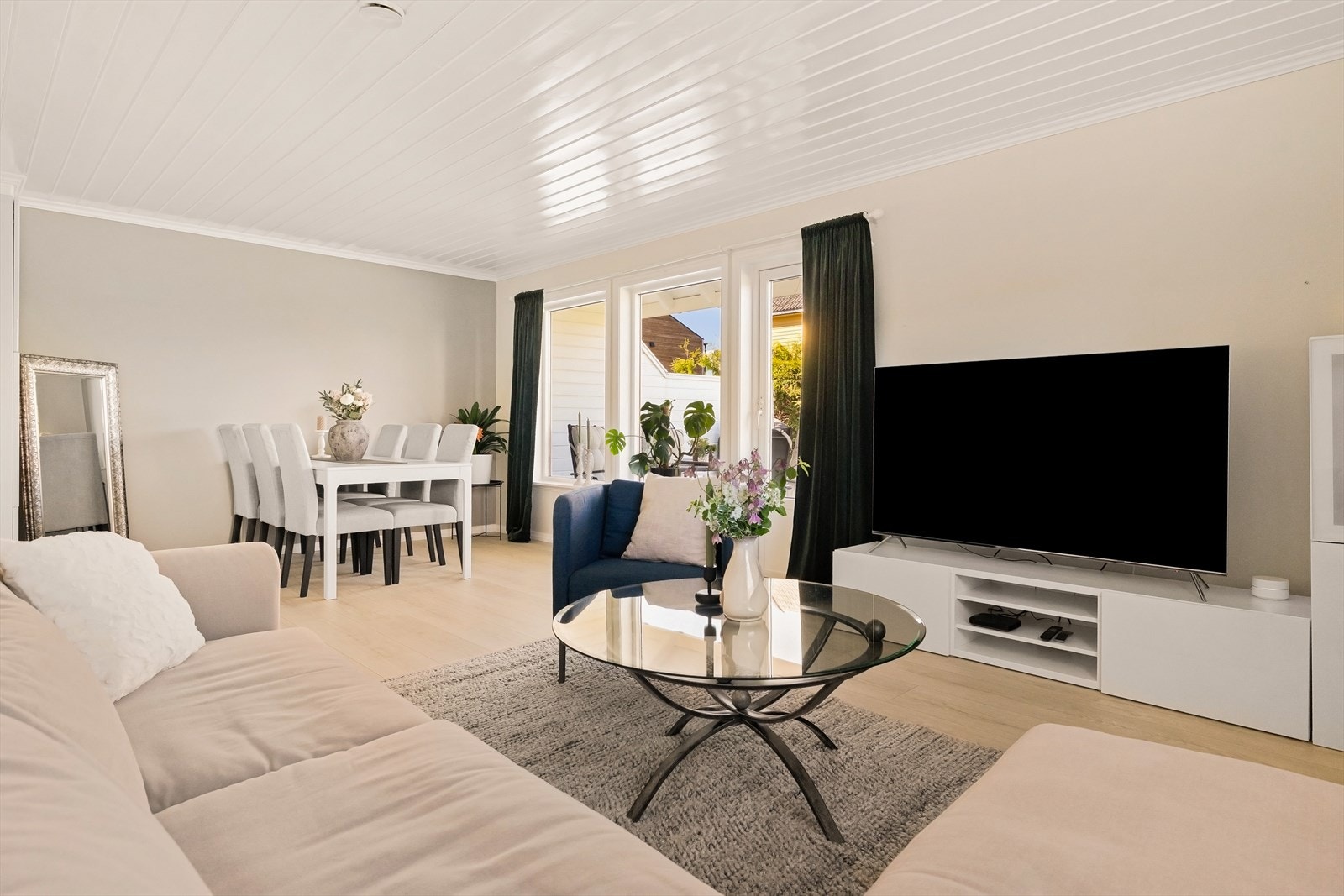 Stuen er romslig og har plass til både en stor sofagruppe og en egen spisedel. Galleribilde