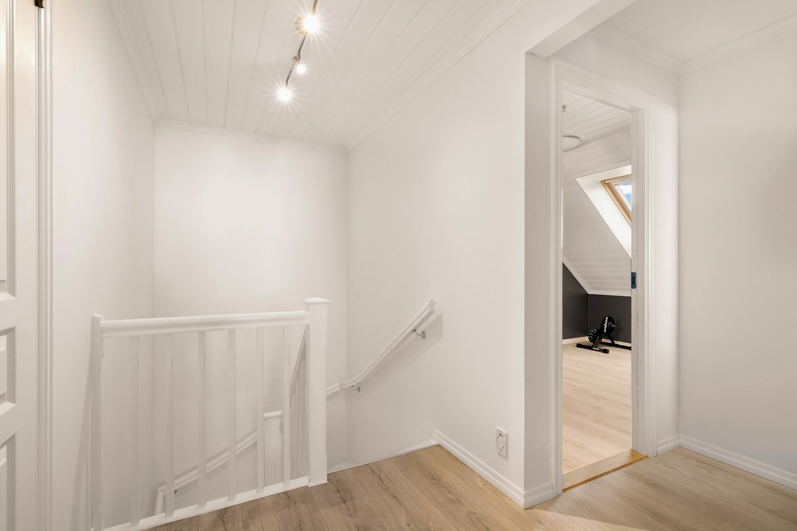 Gangen i 2 etasjen gir adkomst til alle rommene og har laminat på gulvet og trepanel i taket. Galleribilde