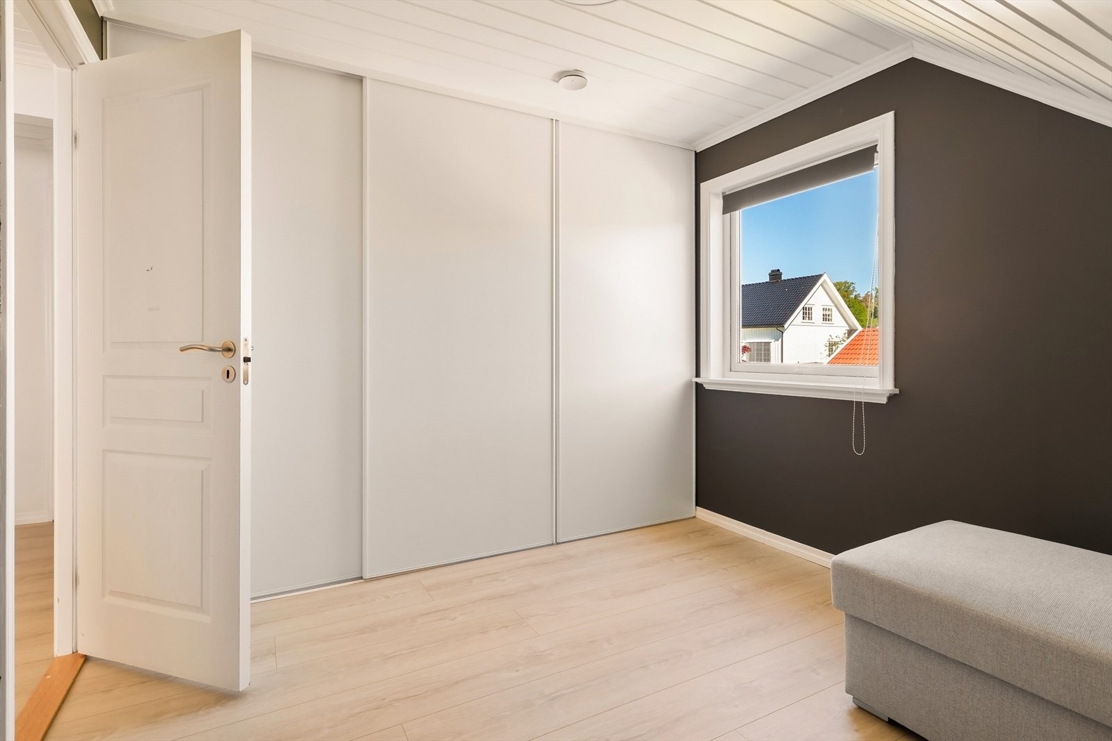 Også her er det en romslig skyvedørsgarderobe for oppbevaring. Galleribilde