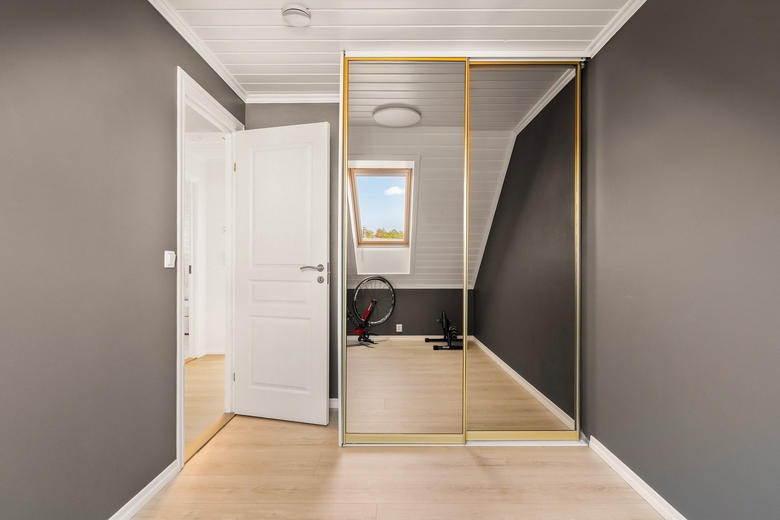 Rommet er fleksibelt og kan innredes etter behov, for eksempel som et treningsrom eller en TV-stue. Galleribilde
