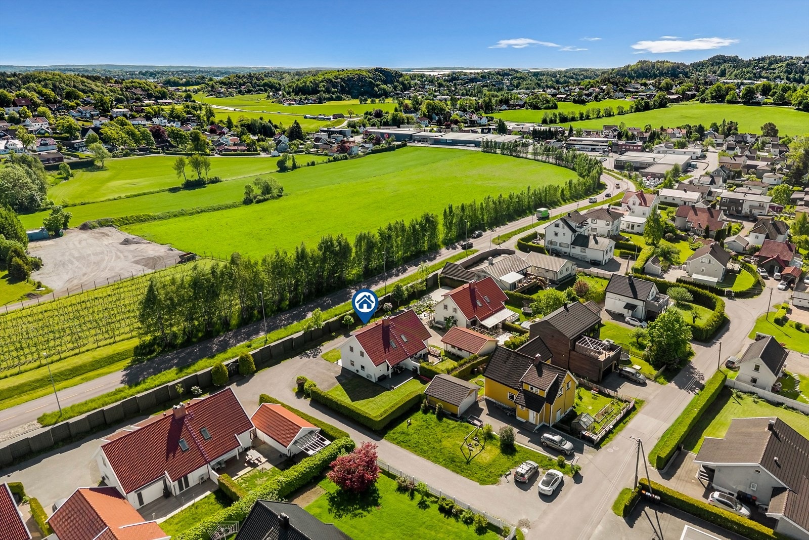 Området er barnevennlig med umiddelbar nærhet til lekeplass og fotballbane. Galleribilde