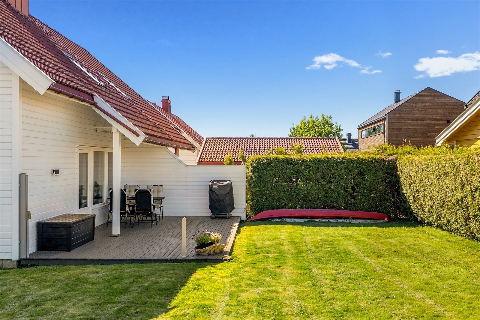 Fra stuen er det utgang til en vestvendt treterrasse på ca. 26 m². Her er det god plass til utemøbler og grill. Galleribilde