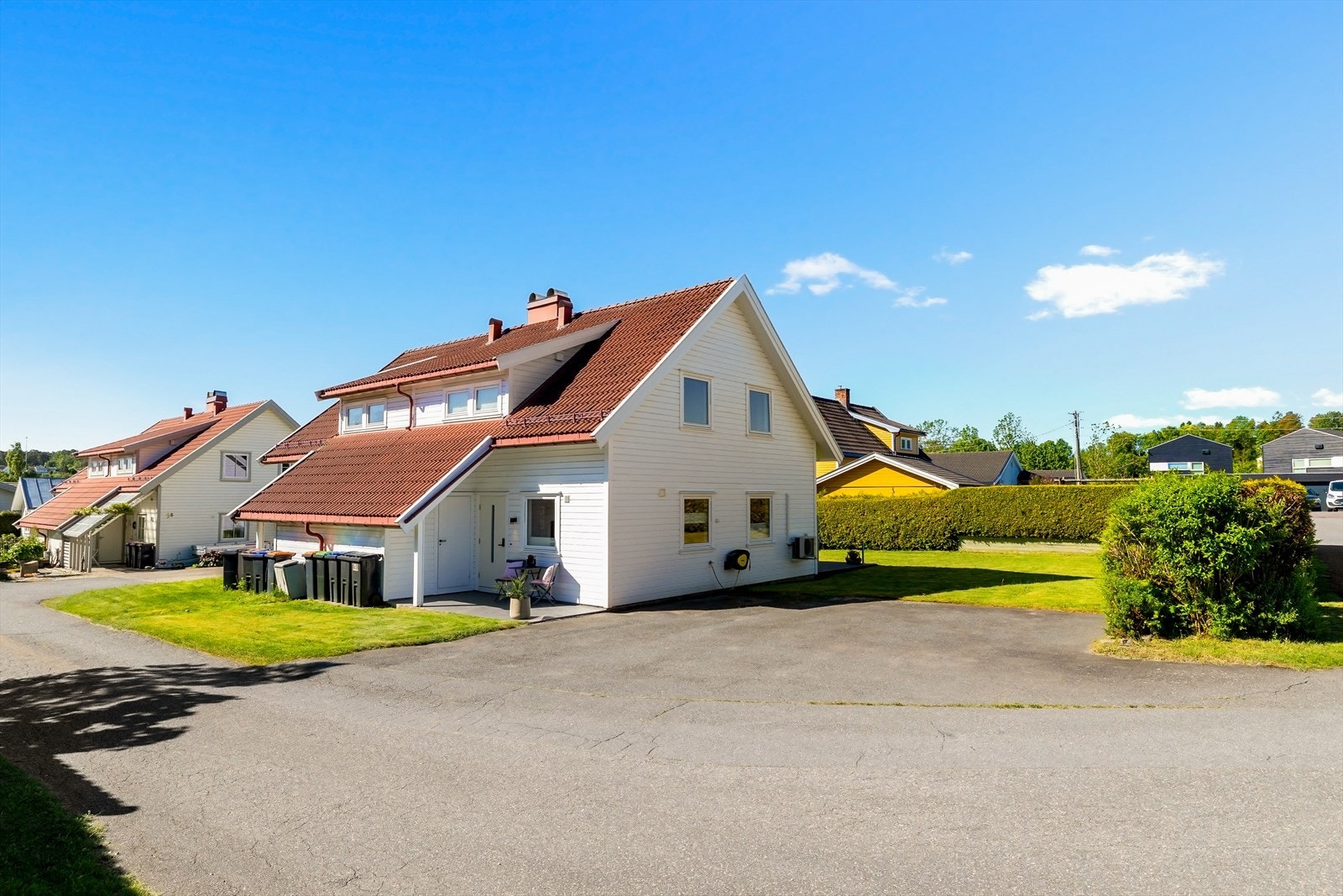 Boligen ligger i et rolig og etablert boligområde med lite gjennomgangstrafikk. Galleribilde