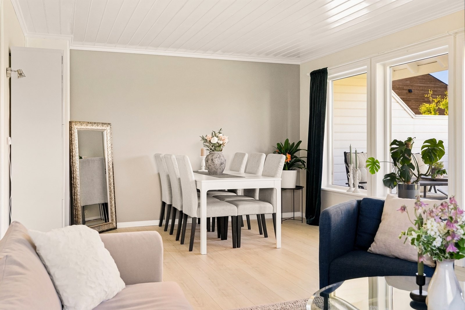 Spisestuen har en naturlig plassering i tilknytning til både stue og kjøkken. Galleribilde