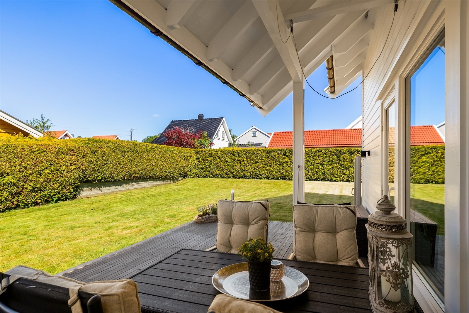 Hagen er skjermet med hekk og har en lettstelt plen. Galleribilde