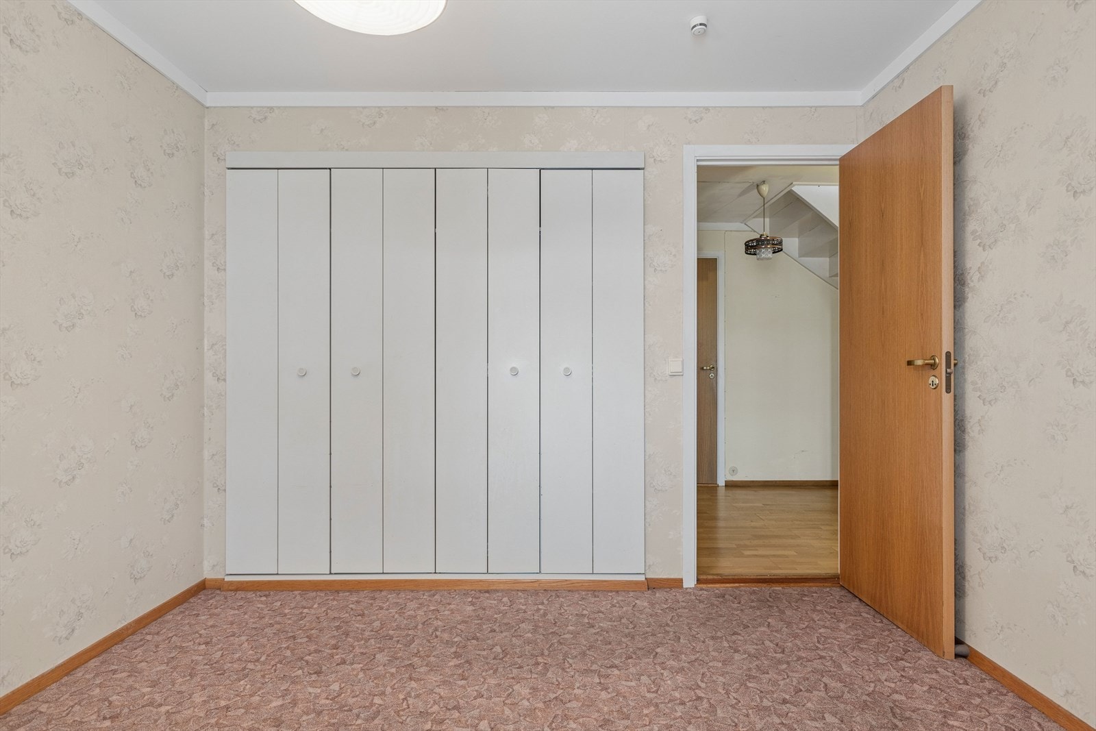 Plassbygd garderobe på soverommet. Galleribilde