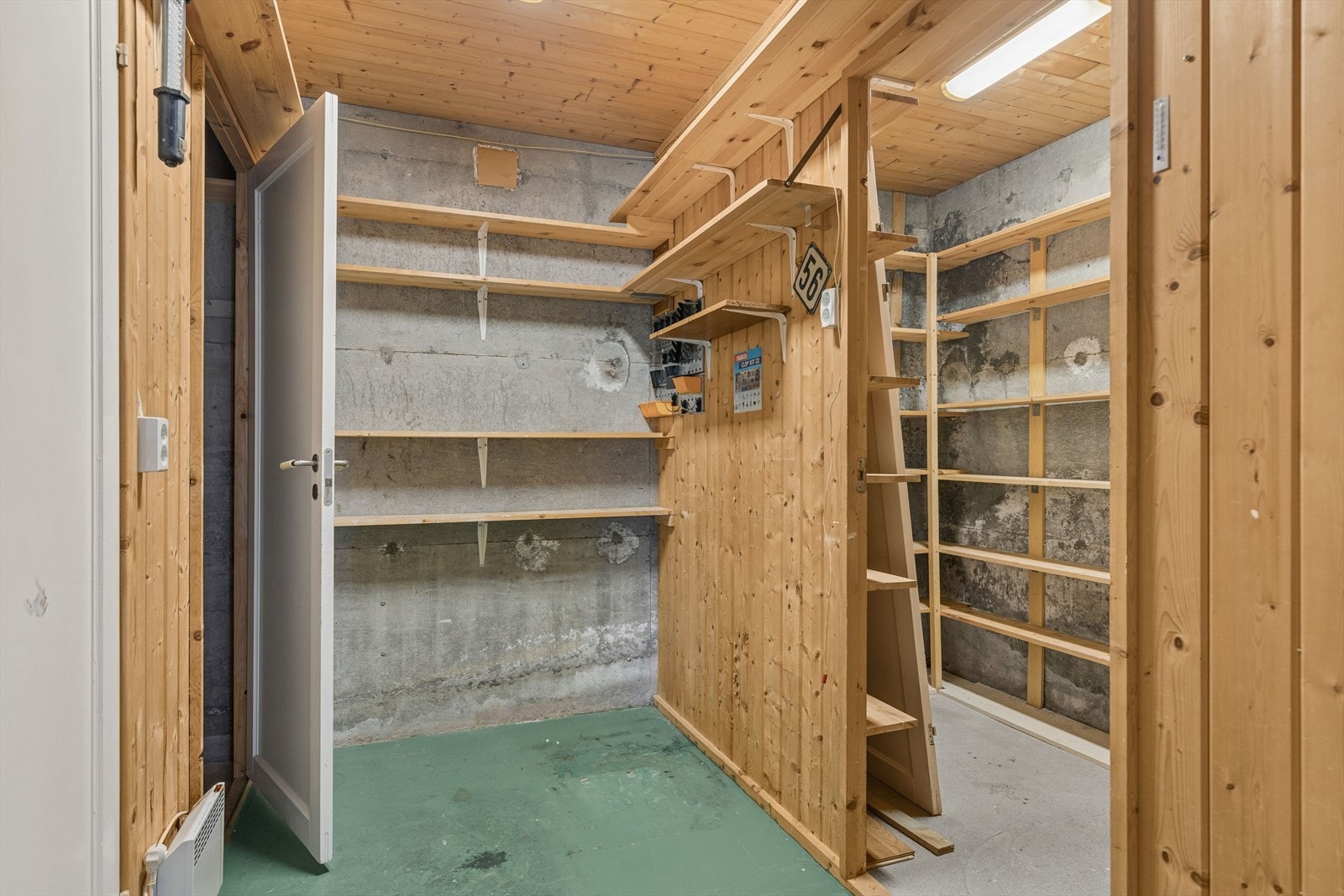 Godt med bod plass i 1.etasje. Galleribilde