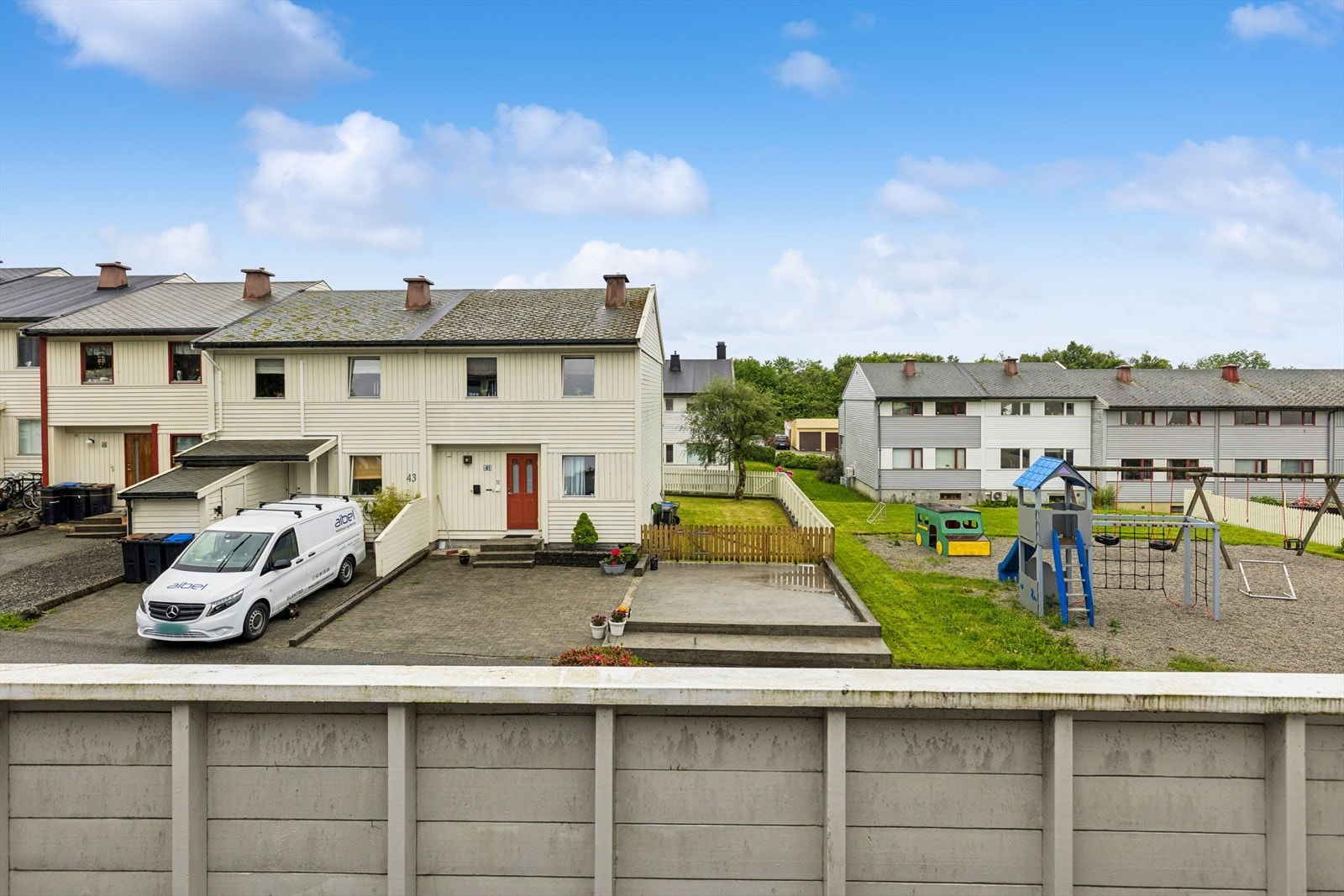 Altanen vender mot vest og byr dermed på ettermiddag- og kveldssol! Galleribilde