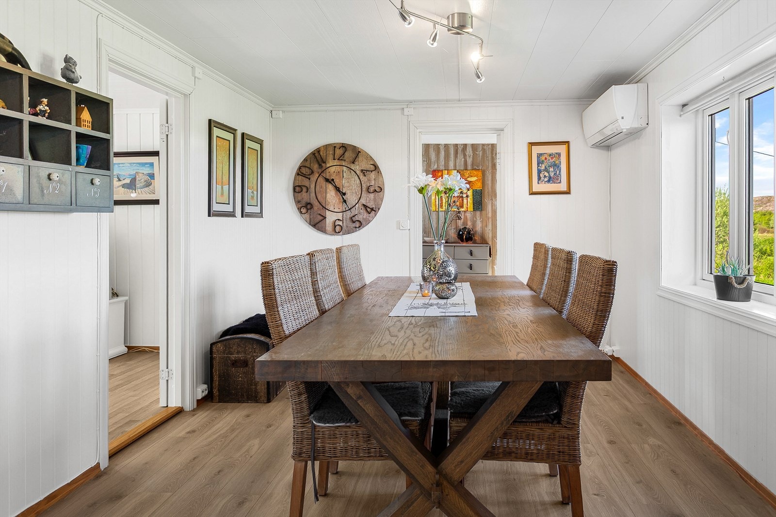 Store vindusflater i spiseområdet gir naturlig lysinnslipp og utsikt til uteområdet. Galleribilde