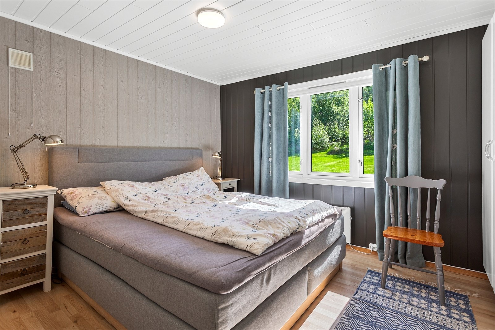 Soverommet har laminatgulv og vegger med tapet og trepane Galleribilde