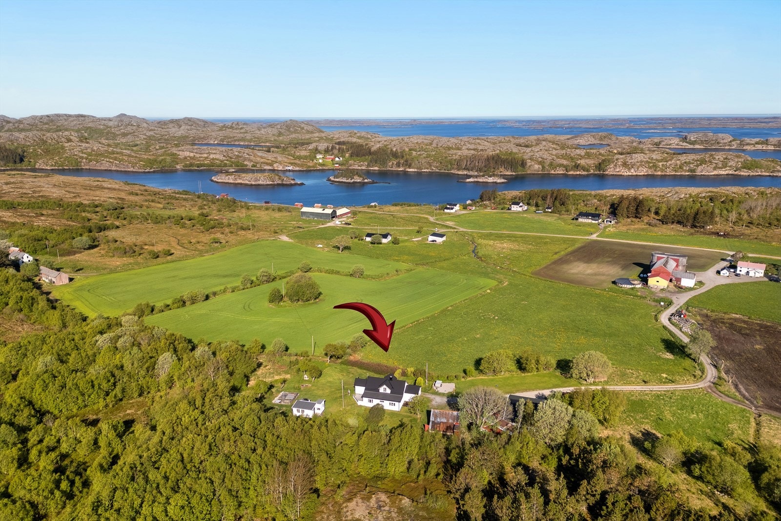 Landlig beliggenhet og romslig tomt som er over 4 mål stor Galleribilde