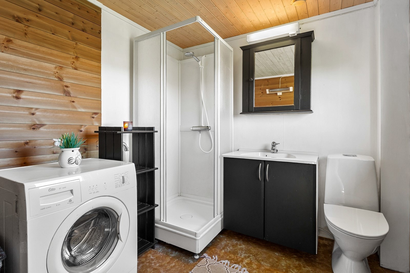 Badet er delvis renovert i 2022 med nytt panel på vegger og toalett, samt dusjkabinett fra 2003. Galleribilde