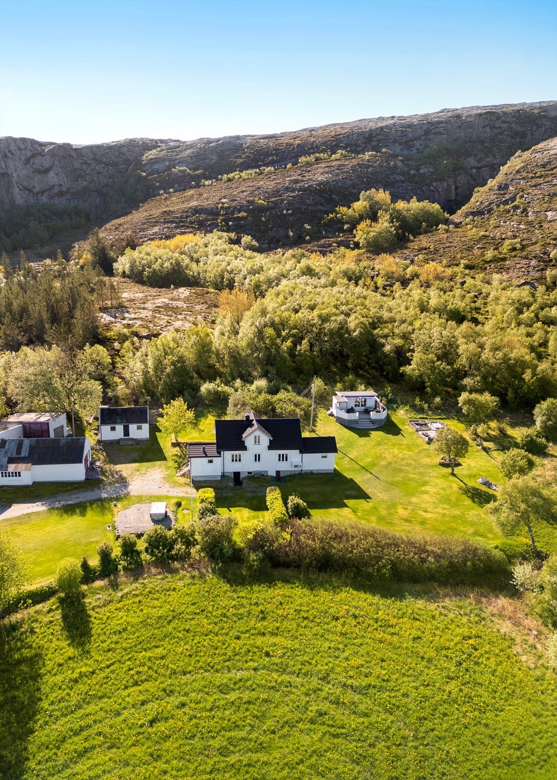 Hovedbygningen er en fritidsbolig med kjeller og 1 1/2 etasje. Galleribilde