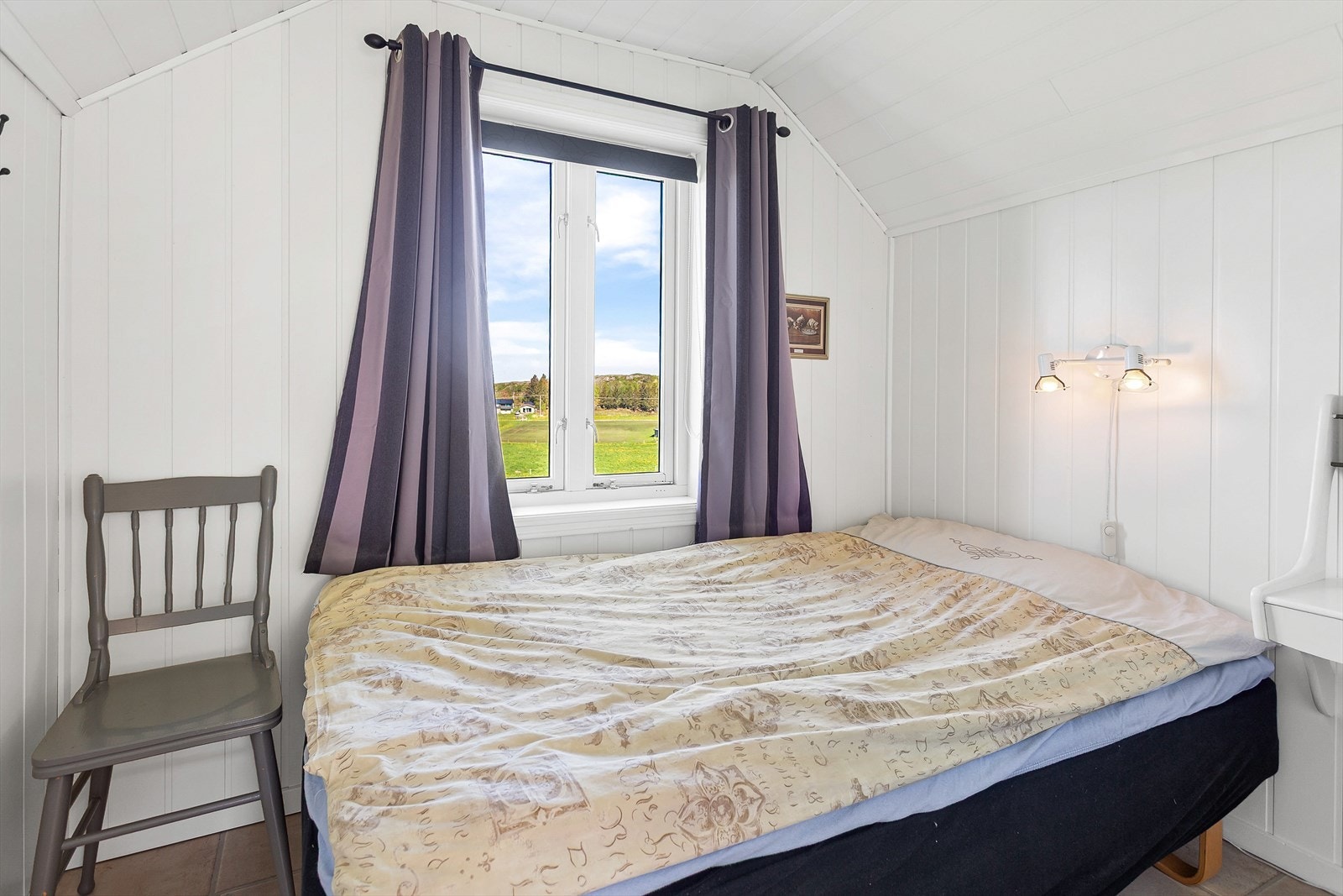 Vegger med trepanel skaper et harmonisk soveromsmiljø. Galleribilde