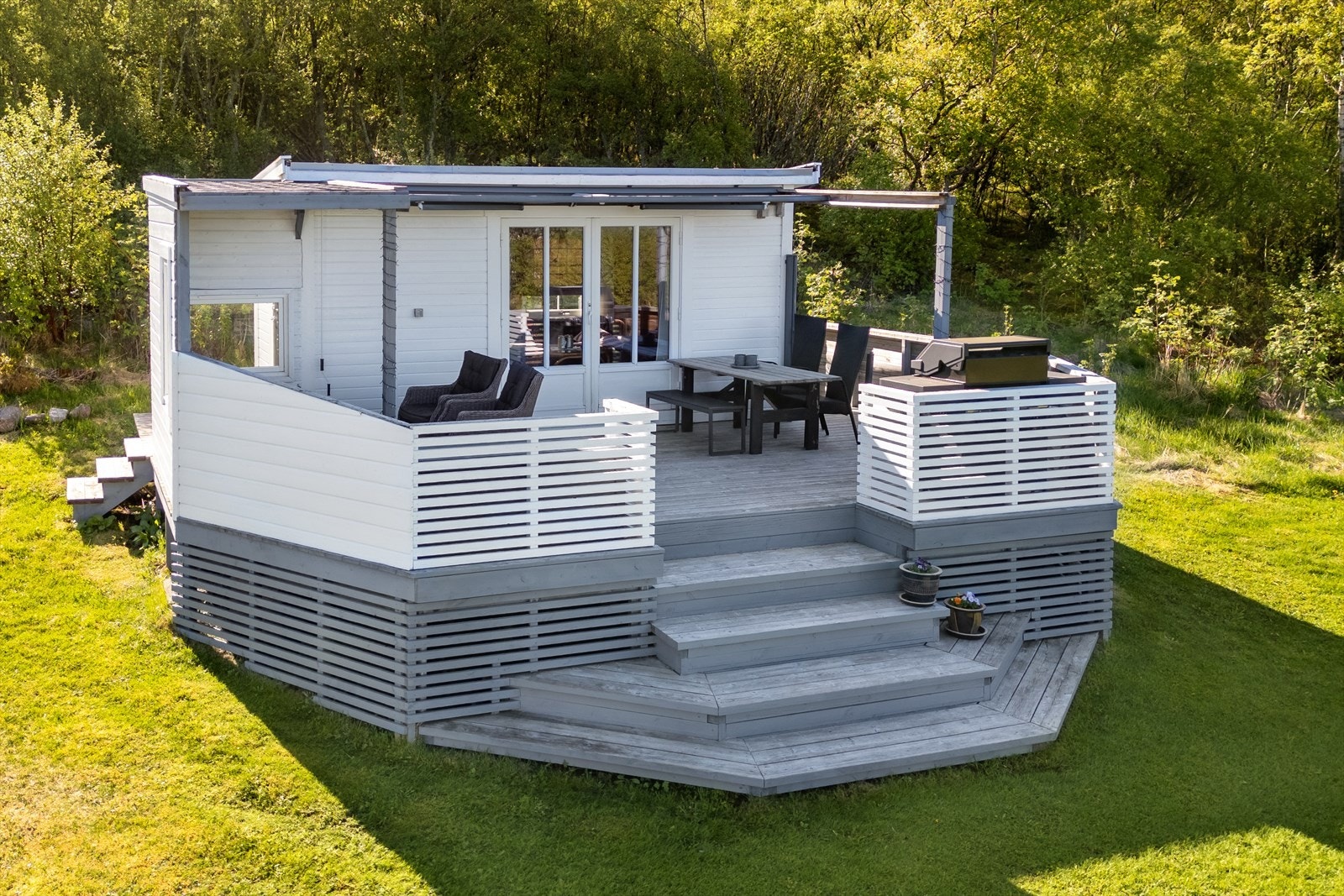 Uteområdet har romslig terrasse med trapp og flere sittegrupper, det er her sene kvelder tilbringes Galleribilde
