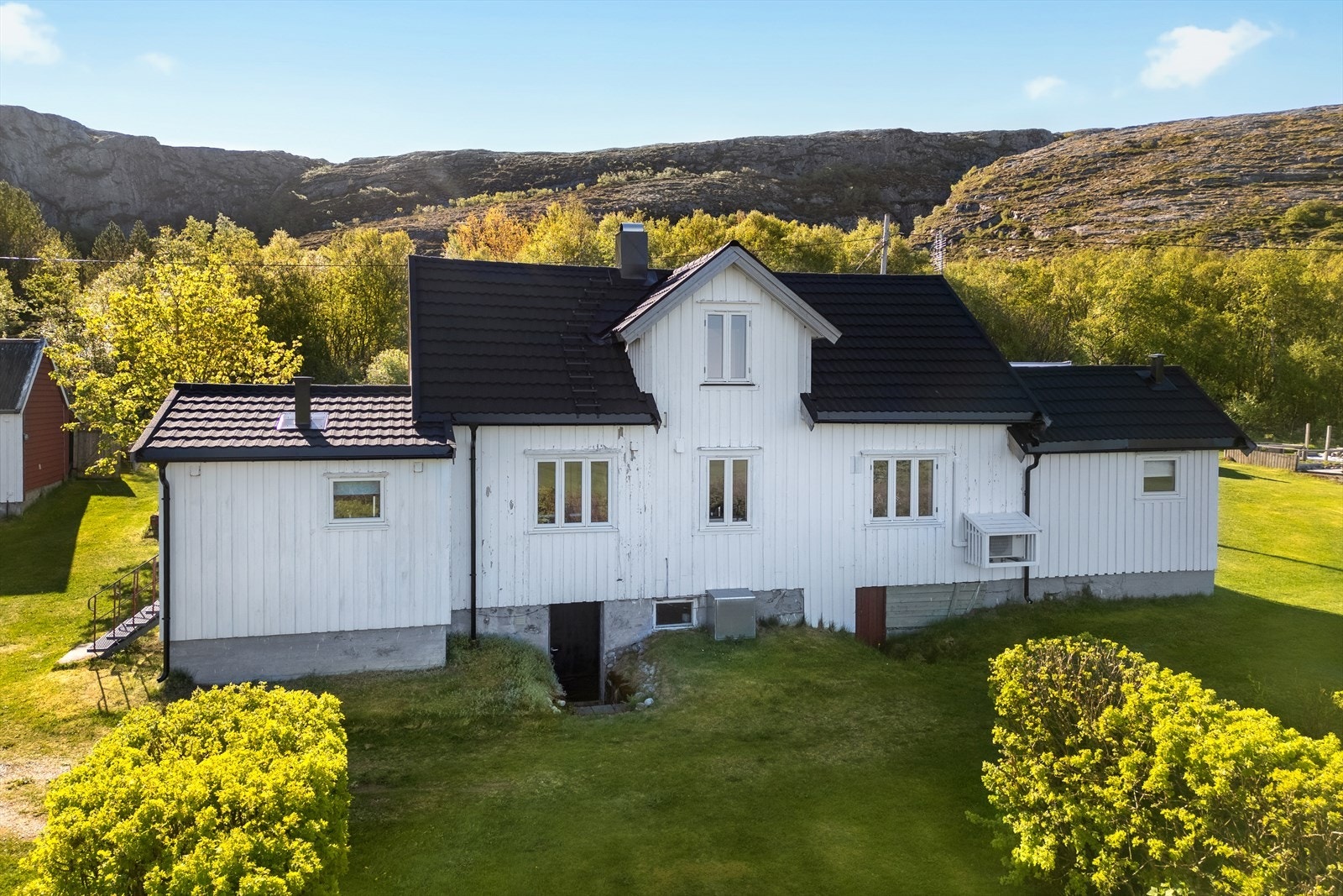 Boligen har utvendige vegger med stående kledning og saltak tekket med stålplater, fra 2022. Galleribilde