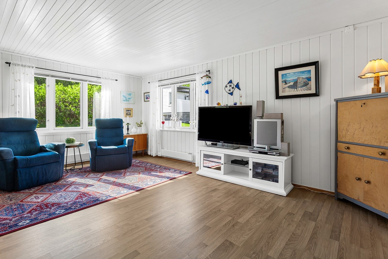 Innredning med sofa og lenestoler skaper et sosialt samlingspunkt. Galleribilde