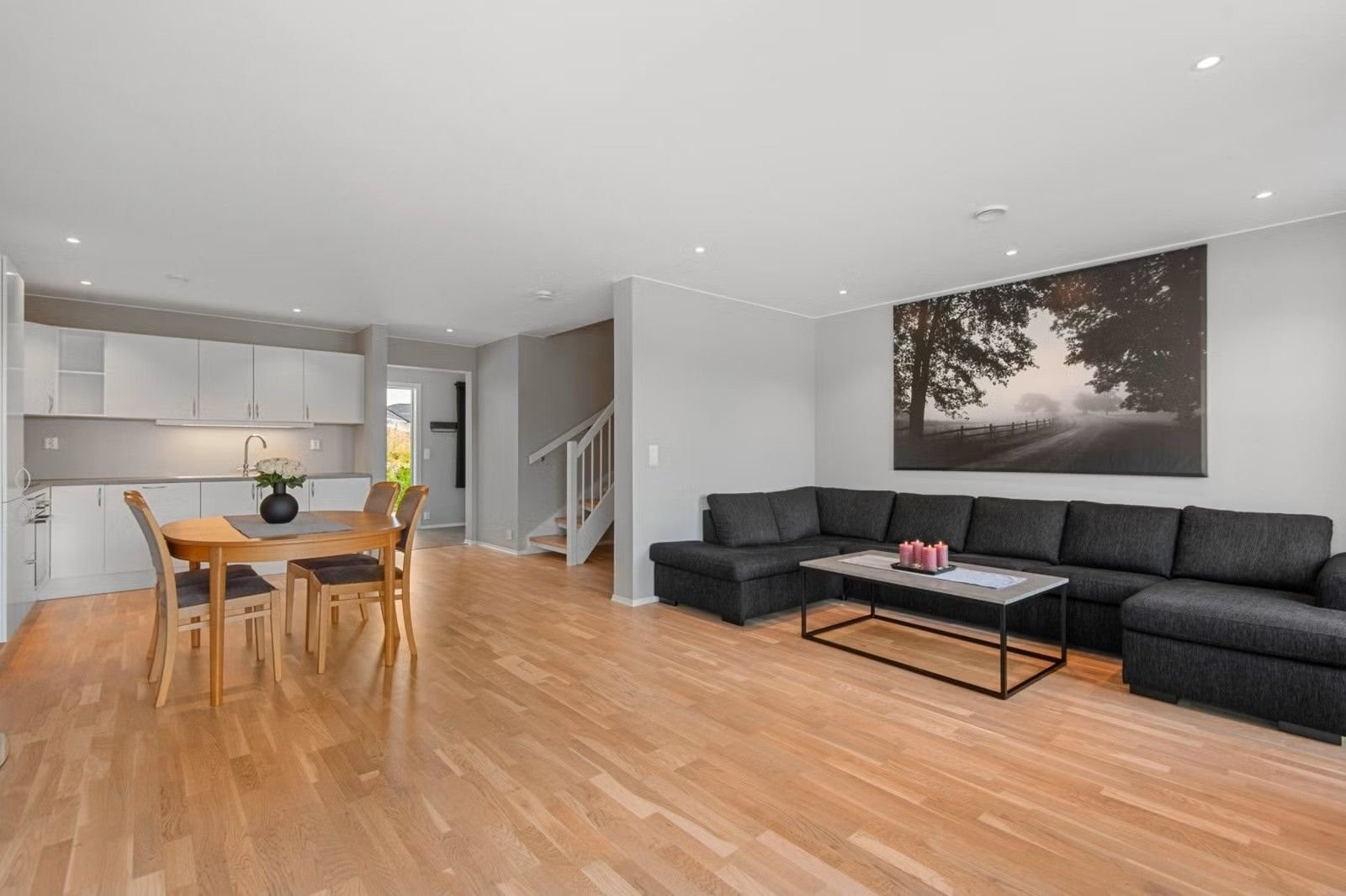 Stuen har plass til sofagruppe og tilhørende møblement. Galleribilde