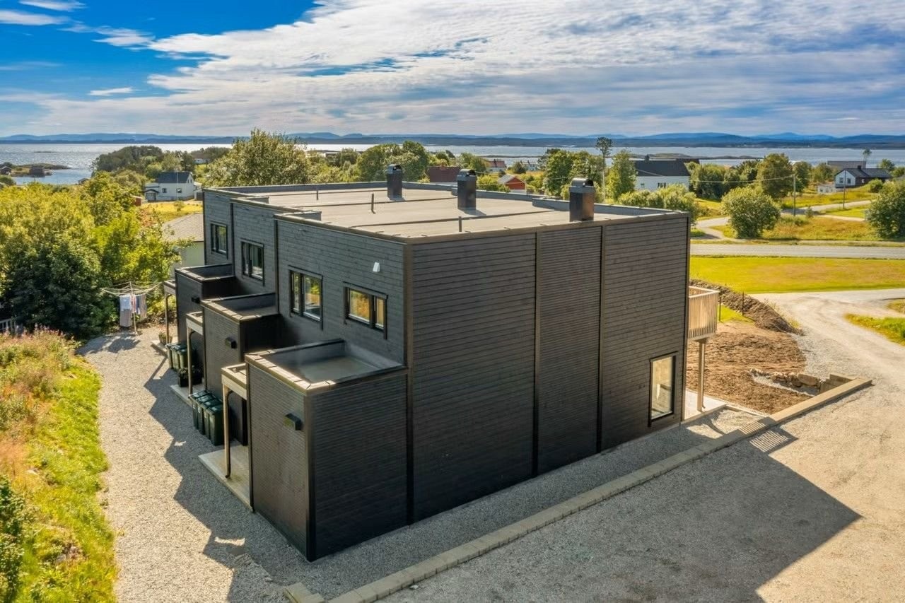 Boligen ligger i et populært og barnevennlig boligområde på Hamarvika. Galleribilde