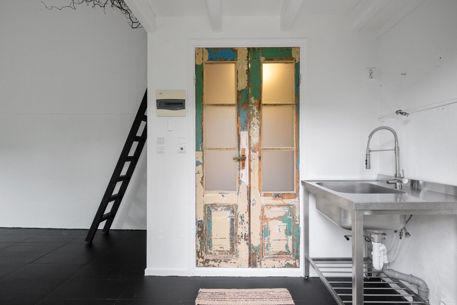 Detaljer fra annekset, som kombinerer rustikke og moderne elementer. Galleribilde