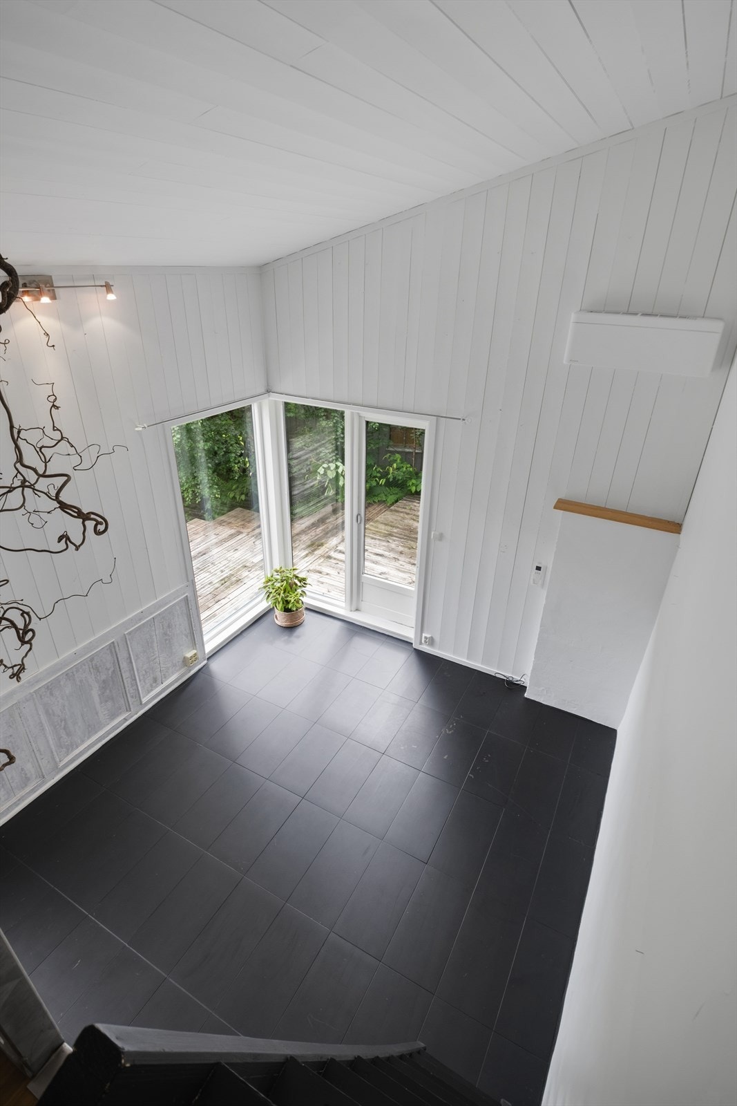 Rommet har god takhøyde og utgang til egen uteplass. Galleribilde