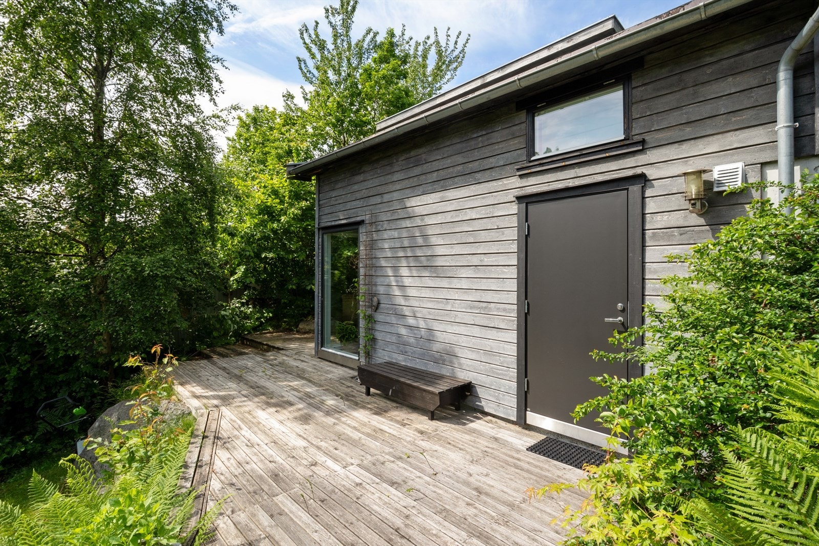 Annekset har egen inngang og en terrasse på ca. 19 m². Galleribilde