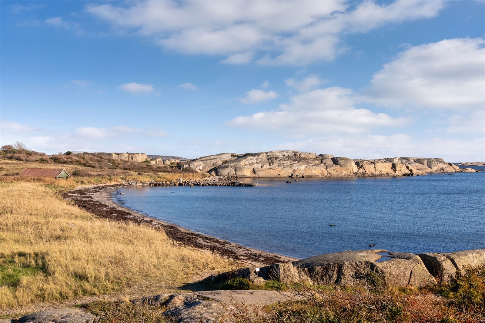 Det er kort vei til flotte tur- og friluftsområder med kyststi og fine bademuligheter. Galleribilde