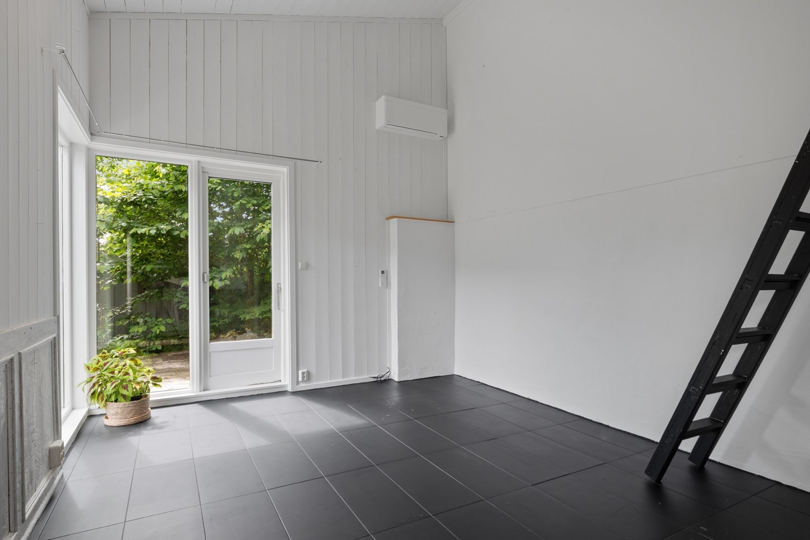 Den innredede delen av annekset gir gode muligheter for gjester eller hjemmekontor. Galleribilde