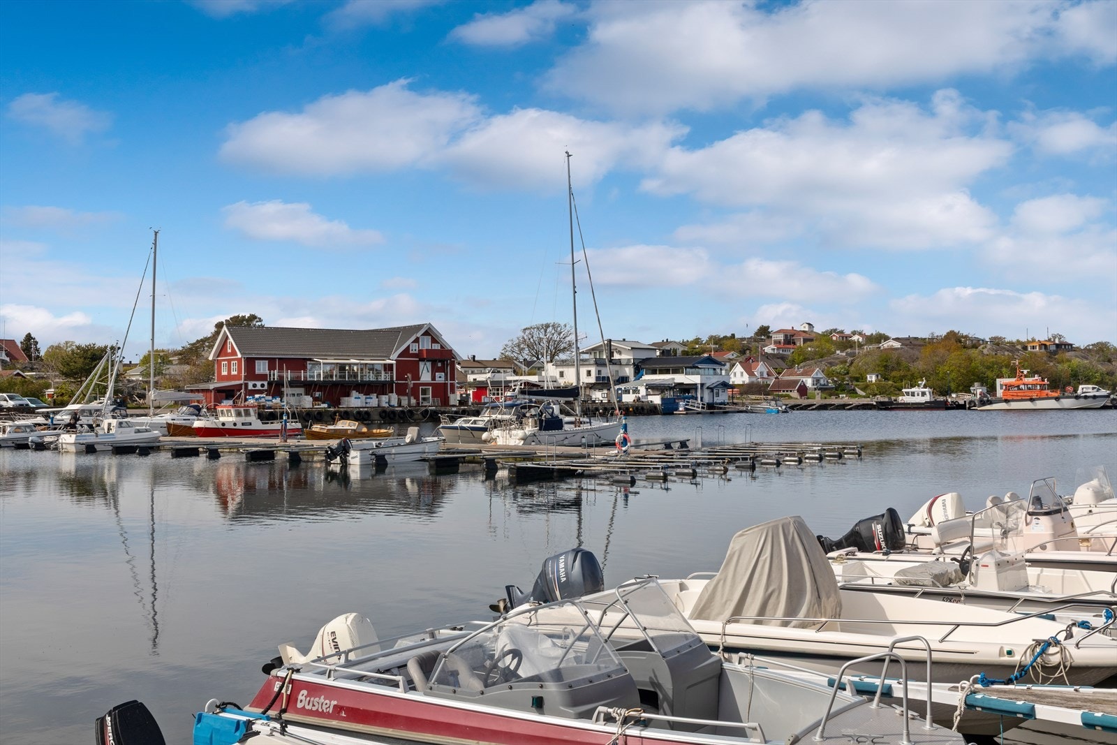 I Sandøsund finner du blant annet fiskebutikk, bakeri og det anerkjente spisestedet Blå brygge. Galleribilde