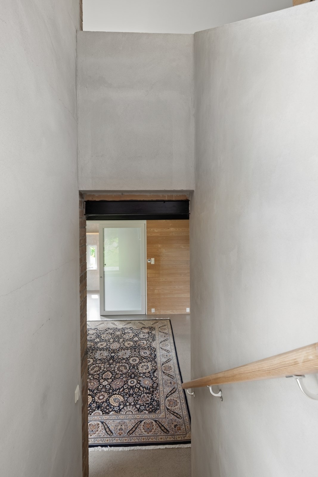 Fra trappen åpner underetasjen seg opp med stue og tilgang til flere rom. Galleribilde