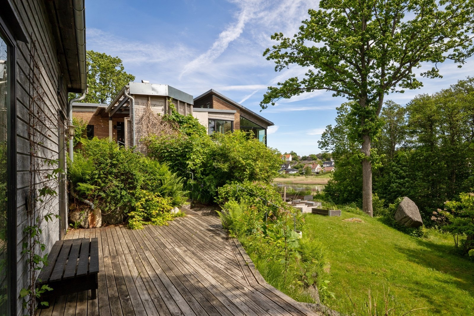 Fra terrassen i underetasjen er det direkte tilgang til hagen. Galleribilde