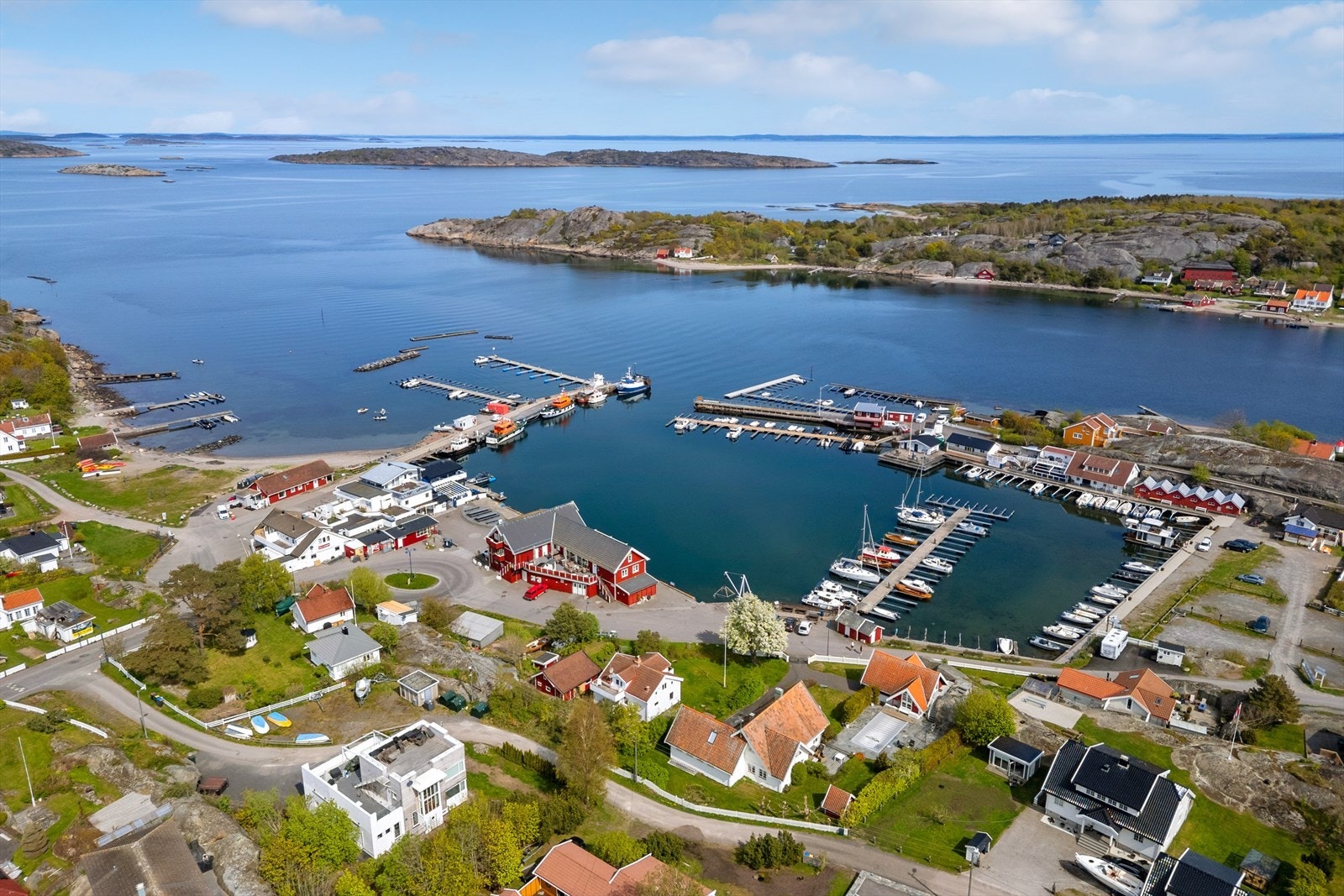 Sandøsund, med sitt yrende sommerliv, butikker og restauranter, er vel verdt et besøk. Galleribilde