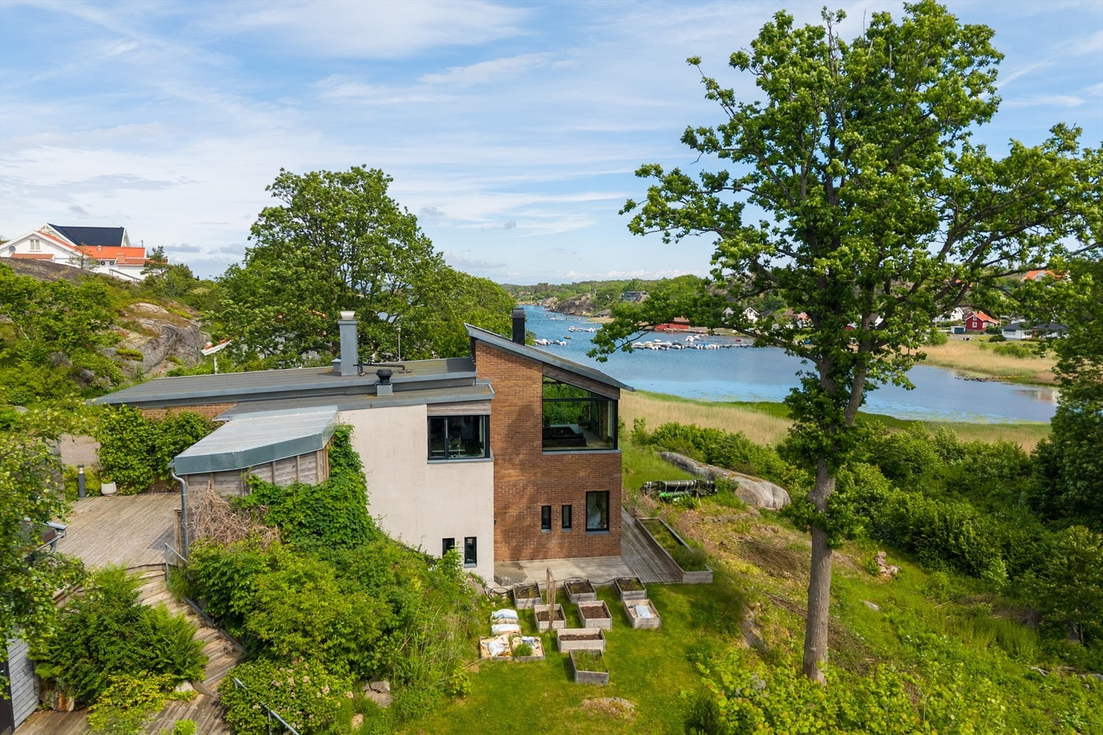Arkitekttegnet enebolig med sjøutsikt, bergvarme fra 2021 og vannbåren gulvvarme i begge etasjer. Galleribilde