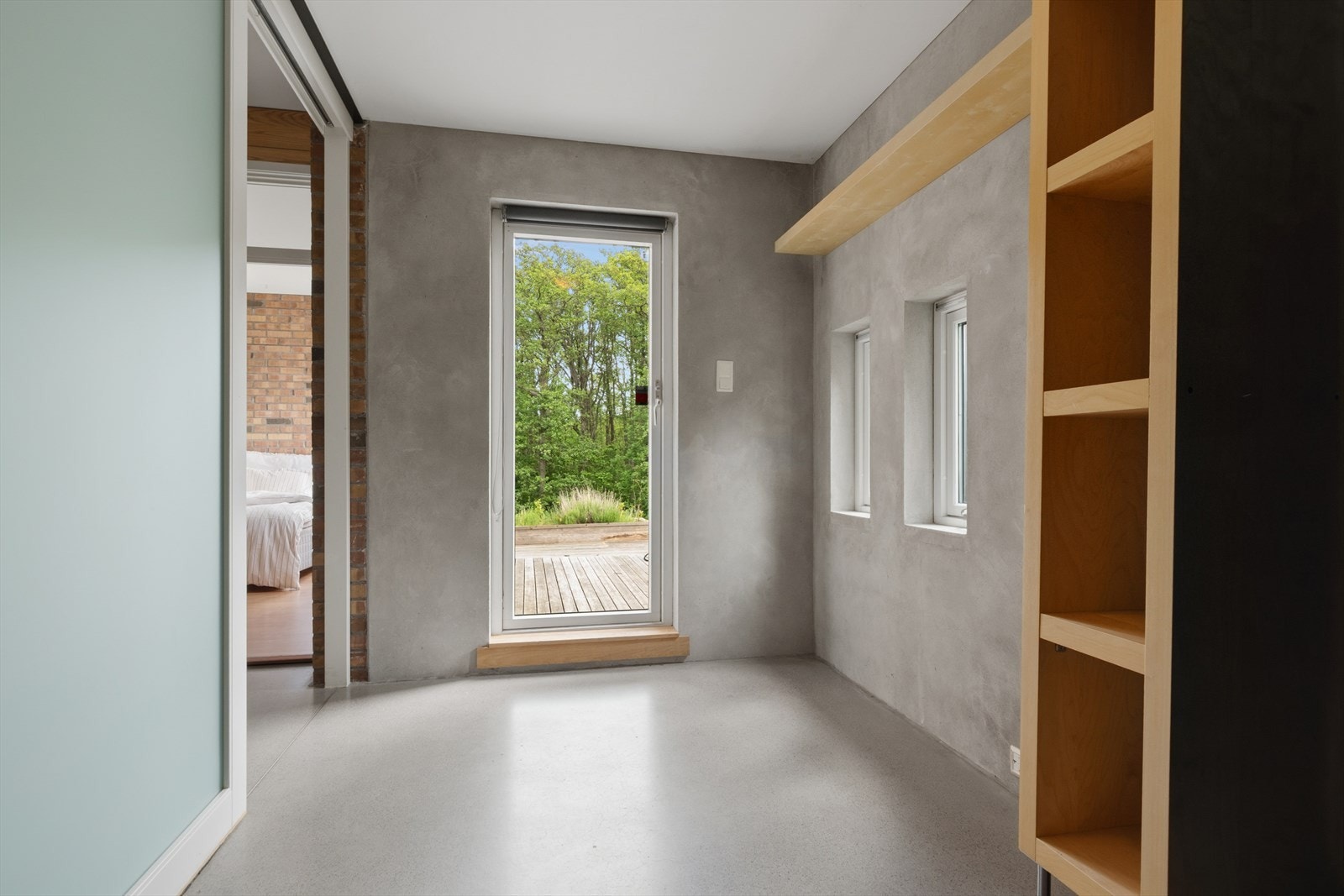 Utgang til terrasse og hage fra underetasjen Galleribilde