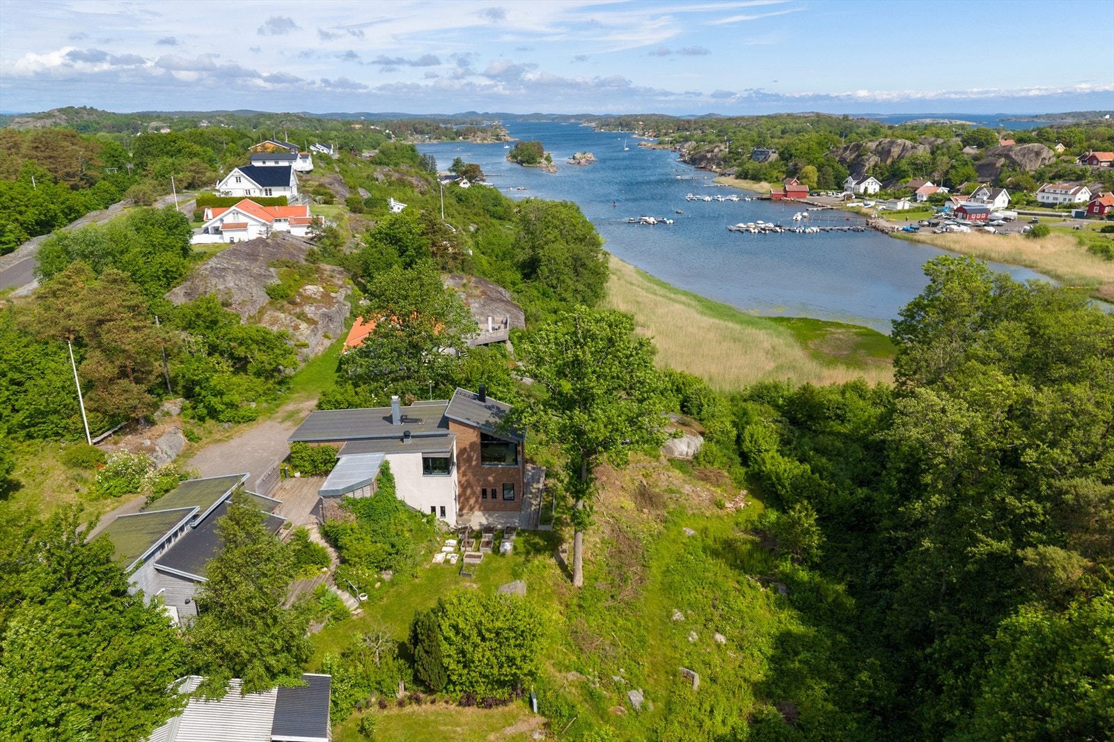 Boligen er omkranset av grønn og frodig natur. Galleribilde