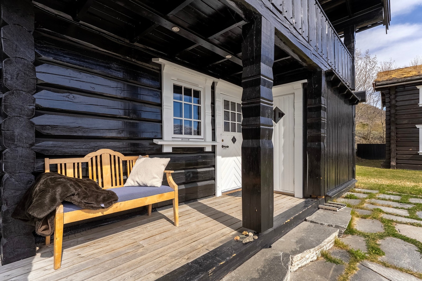 Platting ved inngangspartiet med plass til sittegruppe. Galleribilde