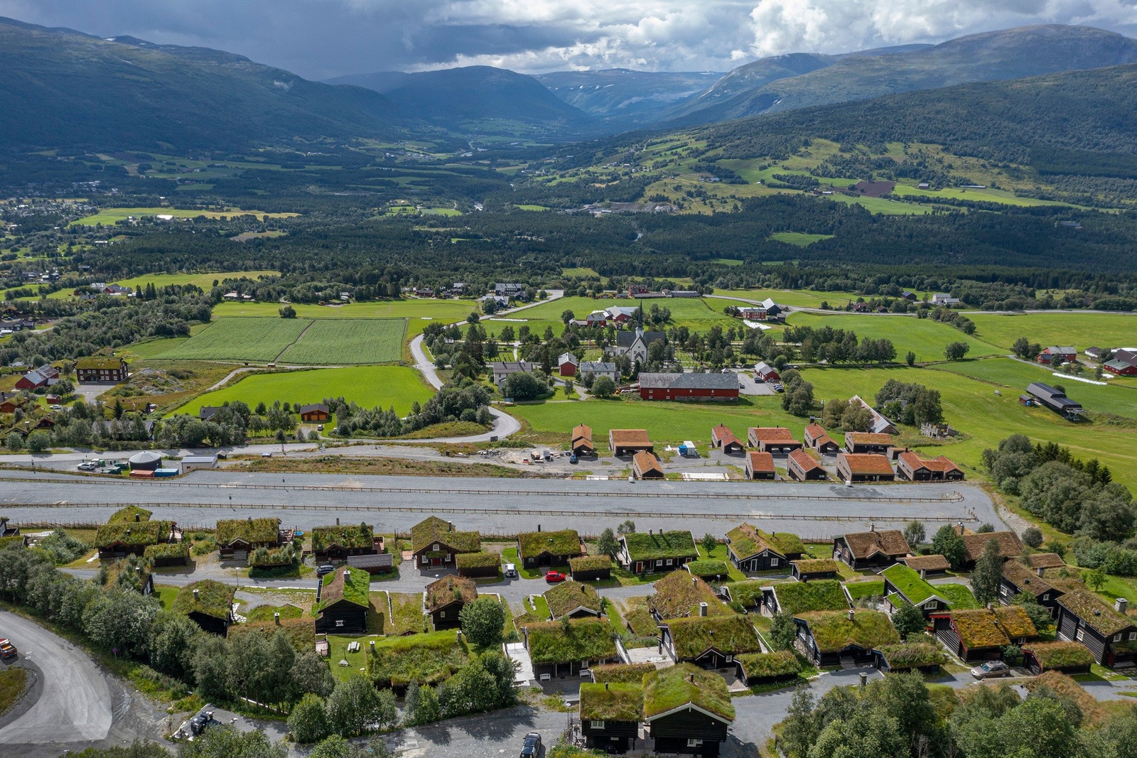Det er ca. 2,5 km til Oppdal sentrum med "alle" servicefasiliteter. Galleribilde