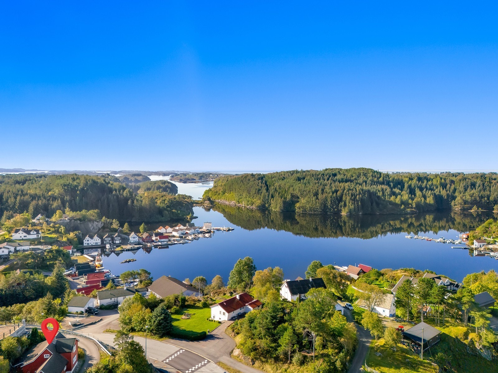 Droneperspektiv viser eiendommens plassering Galleribilde