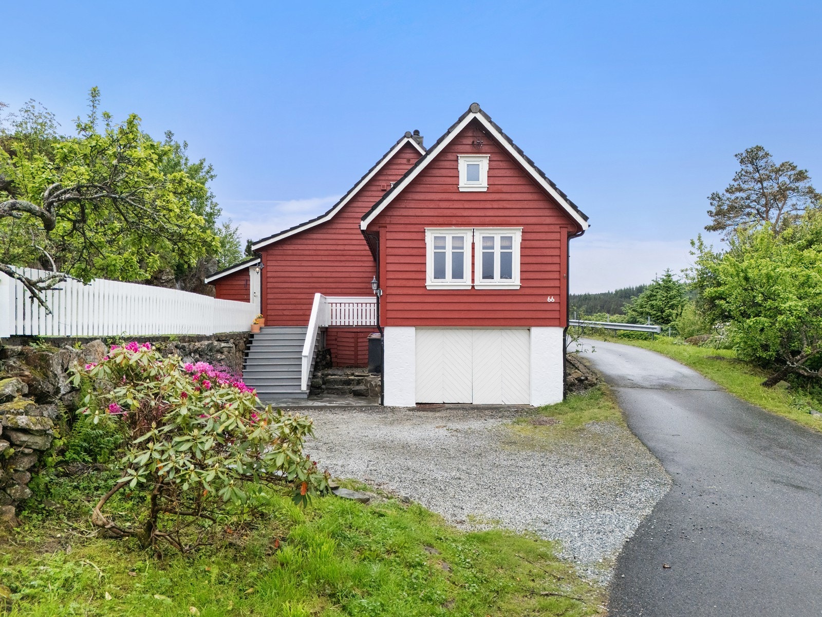 Det er god plass til parkering på eiendommen. Galleribilde