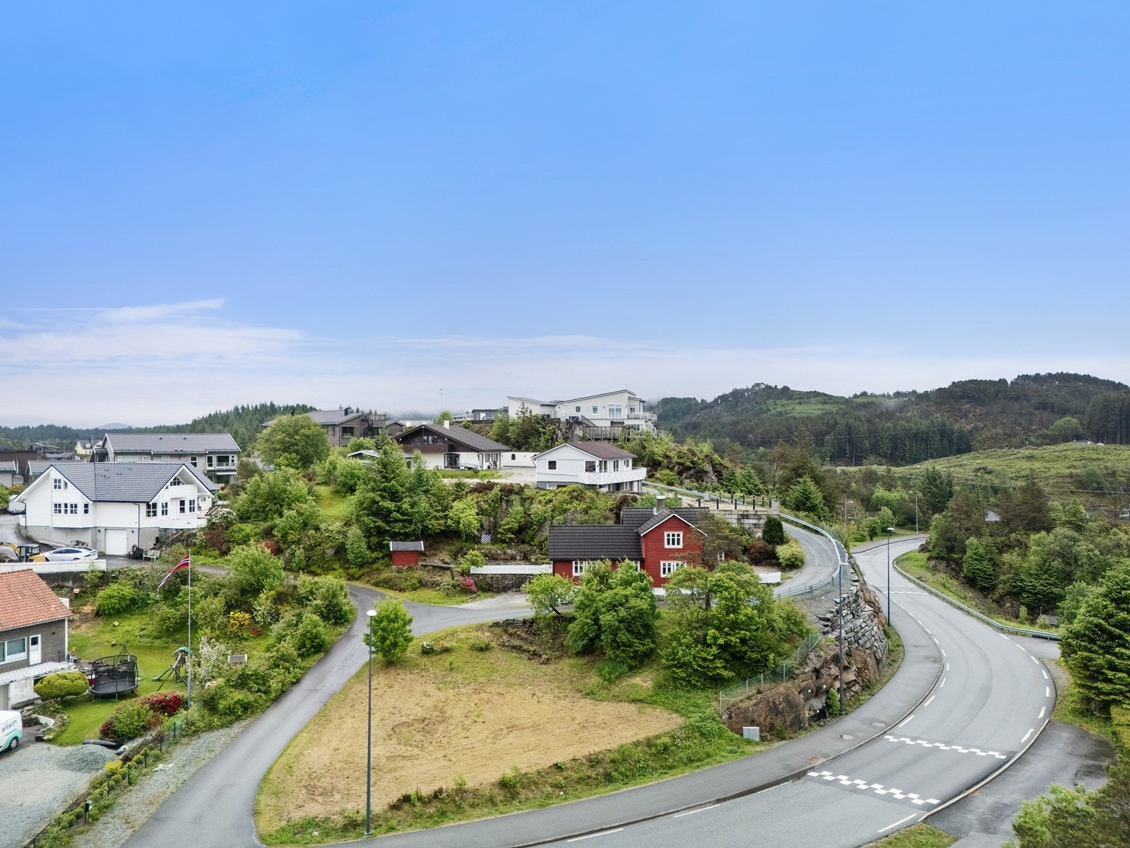 Eiendommen har en attraktiv og familievennlig beliggenhet med kort avstand til barnehager, skoler og fritidstilbud. Galleribilde