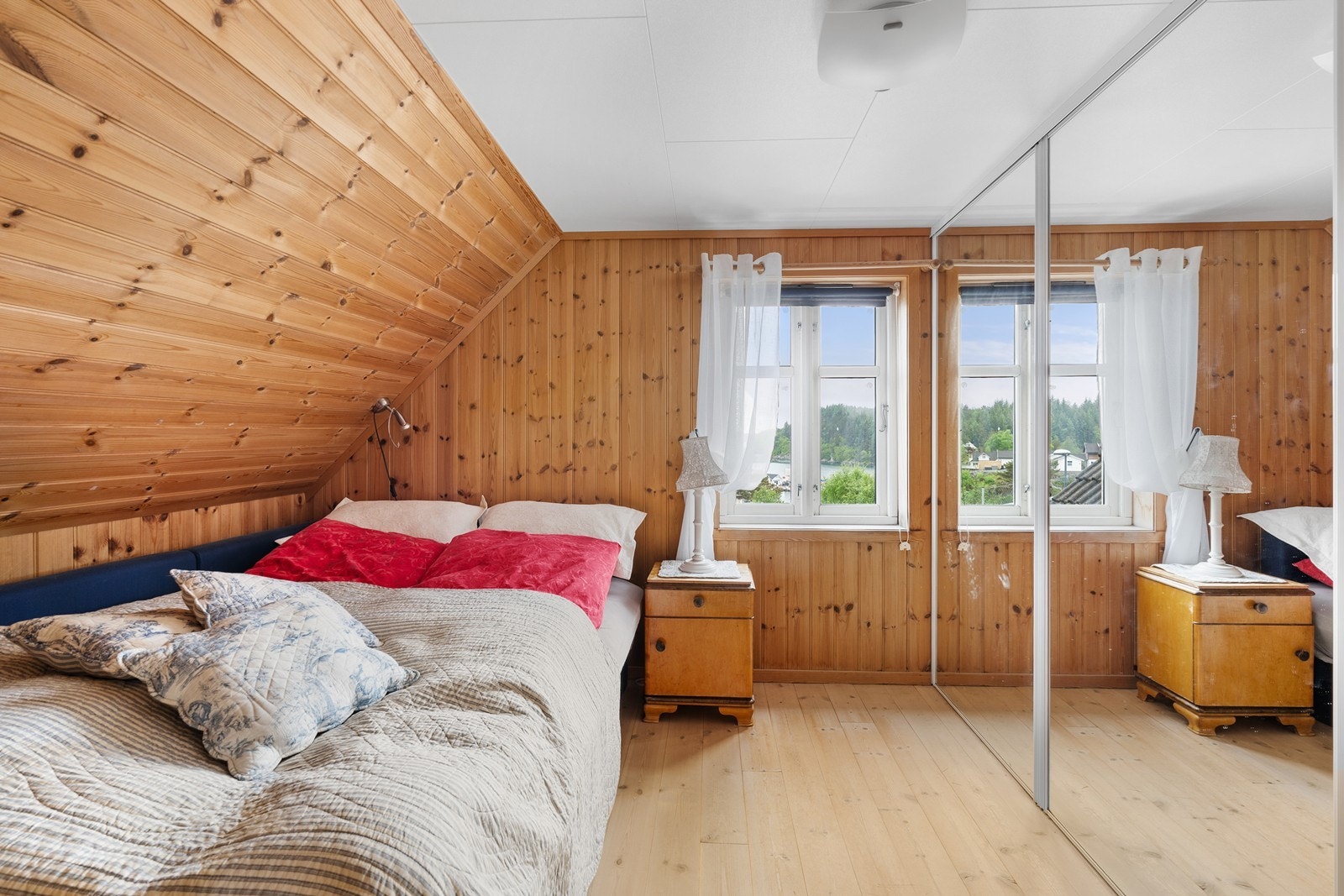 Ett av soverommene er utstyrt med praktisk skyvedørsgarderobe som gir gode oppbevaringsmuligheter. Galleribilde