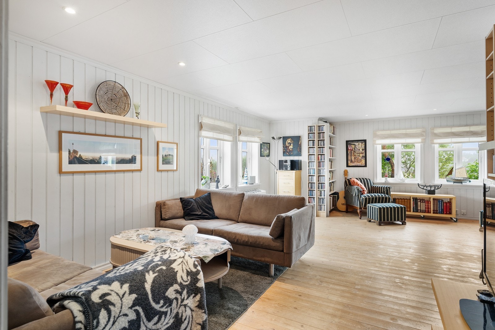 Stuen har flere store vindusflater som slipper inn rikelig med dagslys. I tillegg er det downlights i taket som sørger for god belysning. Galleribilde