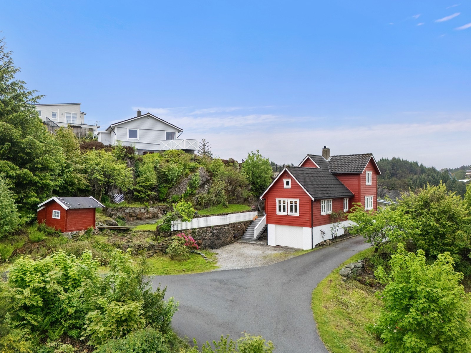Eiendommen ligger i et attraktivt område med nærhet til barnehage, skole og butikker. Galleribilde