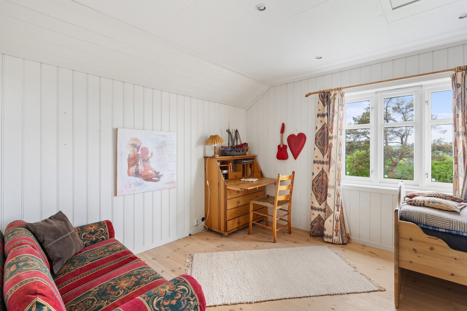 Rommene har gode møbleringsmuligheter og passer godt som soverom, barnerom eller hjemmekontor. Galleribilde