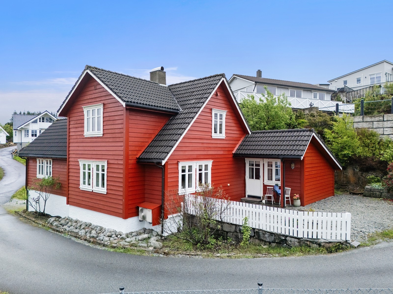 Boligen ble opprinnelig oppført i 1937, påbygget i 1968 og vesentlig tilbygget og modernisert i 2003 Galleribilde